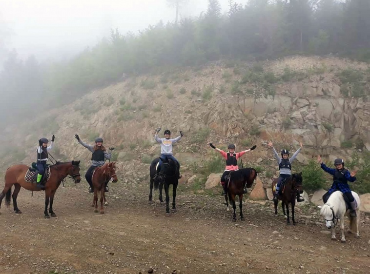 P&oacute;łkolonie w siodle