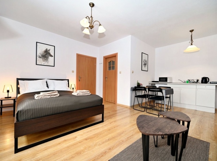 Molon&oacute;wka Guest House przestronne studio nr 1 dla max.4 os&oacute;b z aneksem kuchennym i łazienką z bezpośrednim wyjściem  na ogr&oacute;d?v=1.0