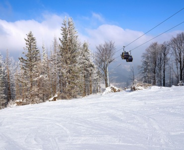 Zimowy Szczyrk &ndash; białe pola i stoki narciarskie